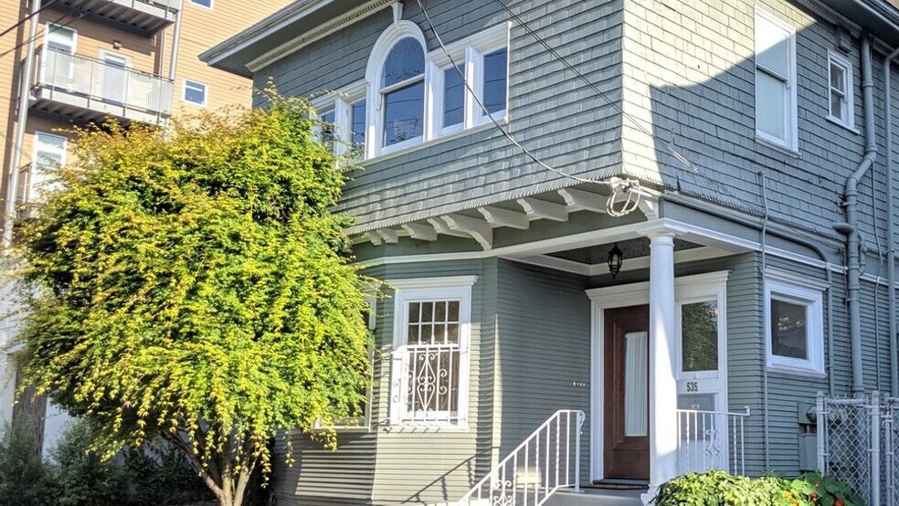 Building - 535 30th St