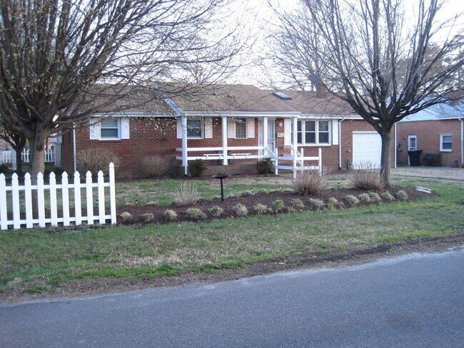 Primary Photo - 900 Virginia Ave