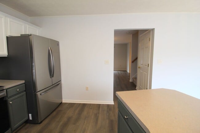 Building Photo - 3 story townhome with fenced in yard for rent in Taylor Springs