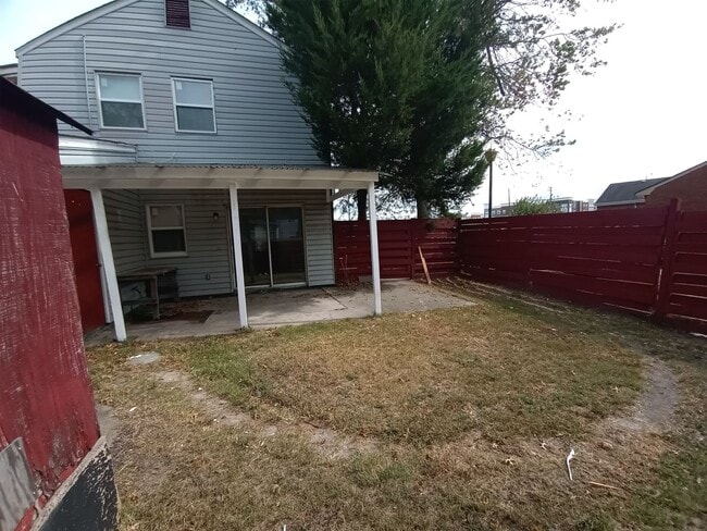 Building Photo - Three bedroom two and one half bath end unit townhome