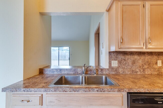 Building Photo - 4835 SE Tattershall Way