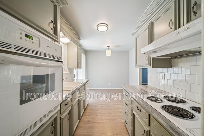 Building Photo - 5822 E 35th St