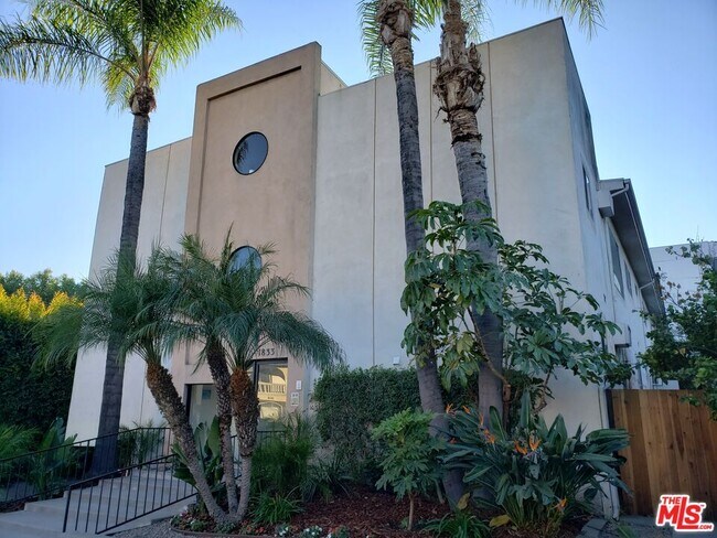 Building Photo - 1833 N Edgemont St