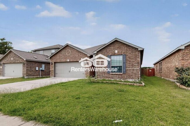 Building Photo - MOVE IN READY COMPLETELY UPDATED - 3BED/2B...