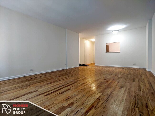 Building Photo - 4600 N Clarendon Ave