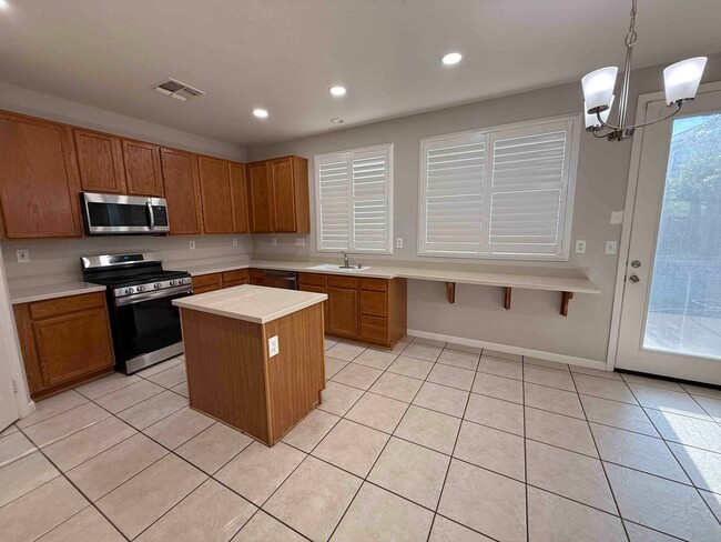 Building Photo - Great 4 Bedroom with Pool