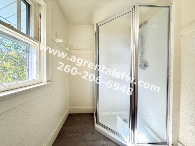 Building Photo - 2 Bedroom House