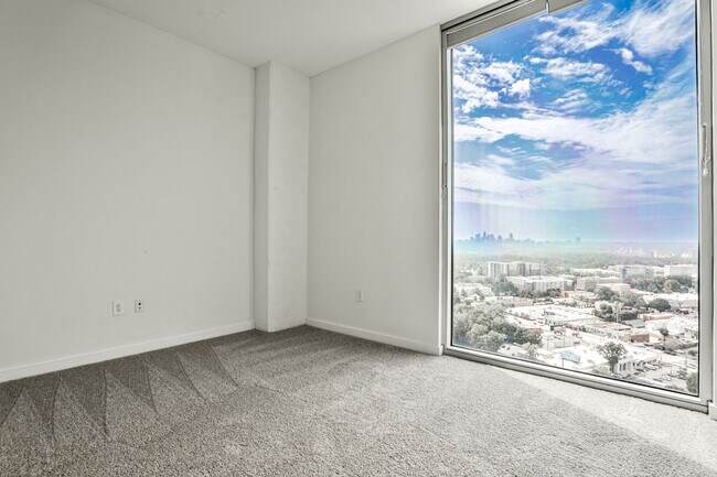 Building Photo - Luxury 28th Floor 2 Bedroom Condo For Leas...