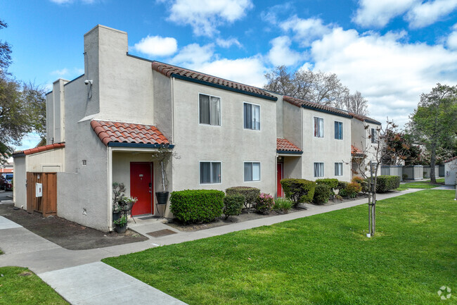 Courtyard Photo - Townhomes on Gading