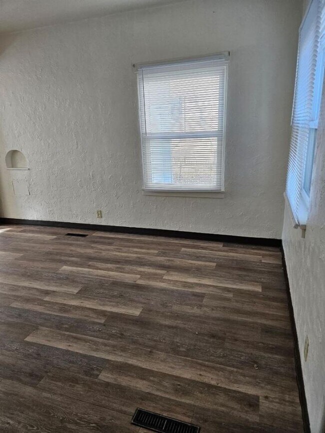 Building Photo - Fantastic 2 bedroom house avail NOW