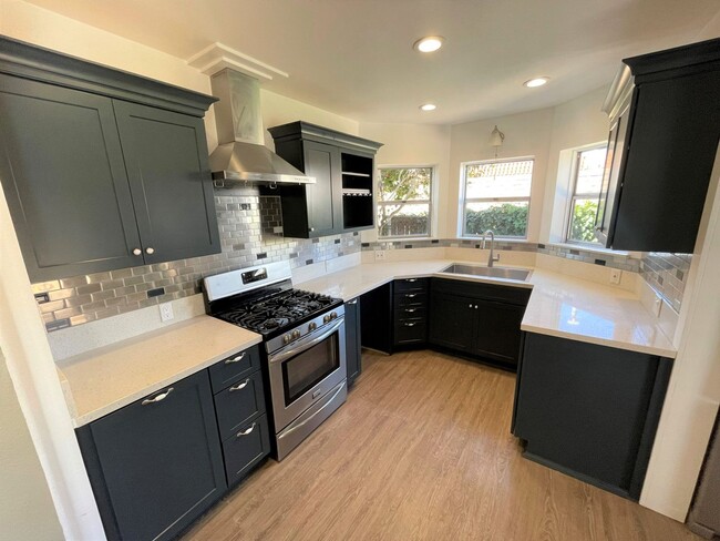 Building Photo - Midtown Ventura Bungalow