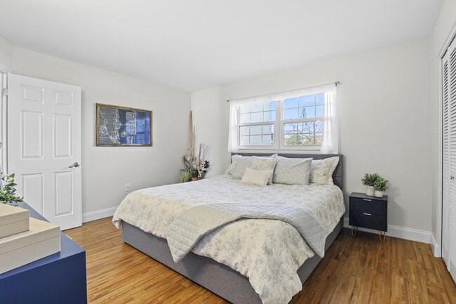 Building Photo - 2936 Lake Shore Dr