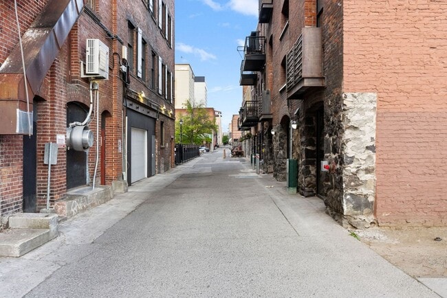Building Photo - Gorgeous Fully Furnished Condo in Downtown...