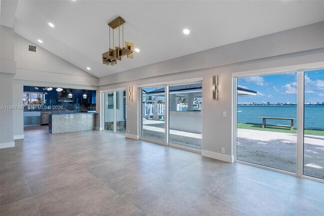 Building Photo - 1365 Bay Terrace