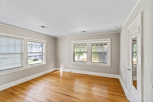 Building Photo - Charming 3-Bed Home Near UMKC with Hardwoo...