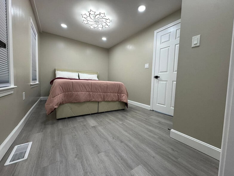 Building Photo - 247 Union St