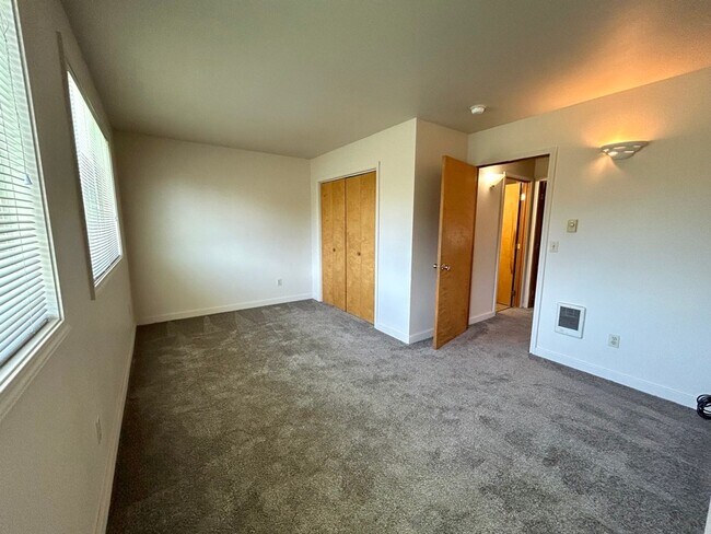 Building Photo - 1308 N Brooklane St