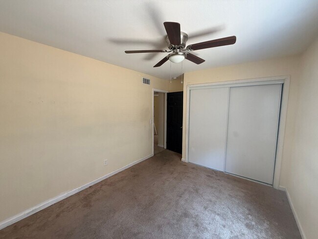 Building Photo - 2 Bedroom 2 Bath in Hemet!