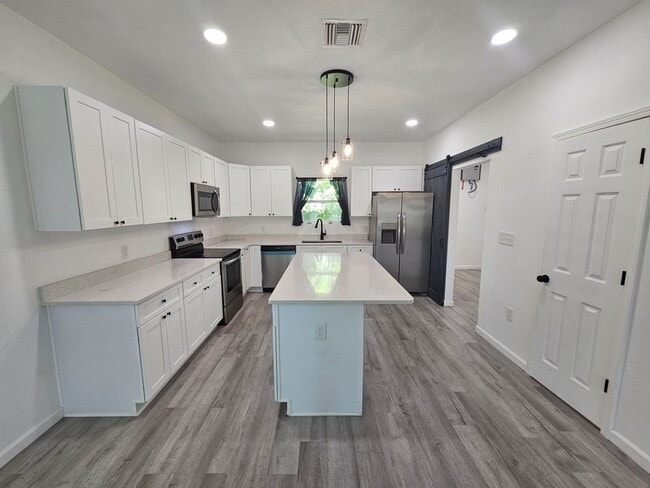 Building Photo - Modern Home, Centrally Located to St. Andrew's, Lynn Haven & PCB!  *SPECIAL: 1/2 OFF 1st Month's ...