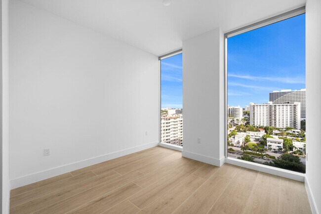 Building Photo - 153 N Seabreeze Blvd