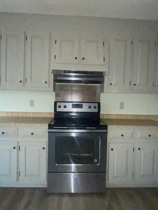 Building Photo - 3 Bedroom 2 Bathroom