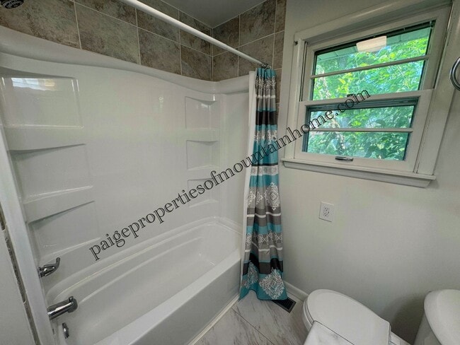 Building Photo - 425 Ashington Dr