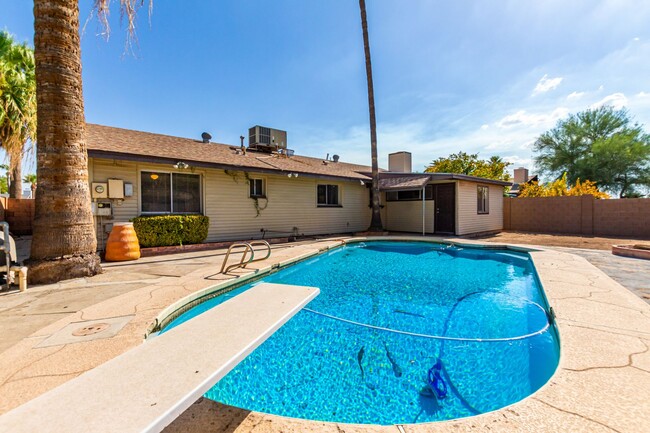 Building Photo - 4 BEDROOM, 2 BATH TEMPE HOME WITH SPACIOUS...