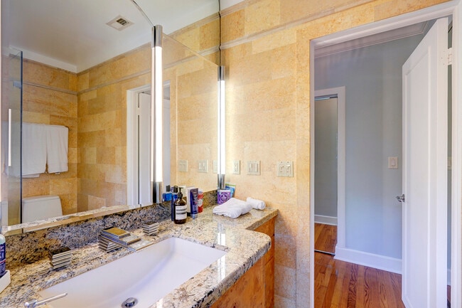 Building Photo - 411 26th St