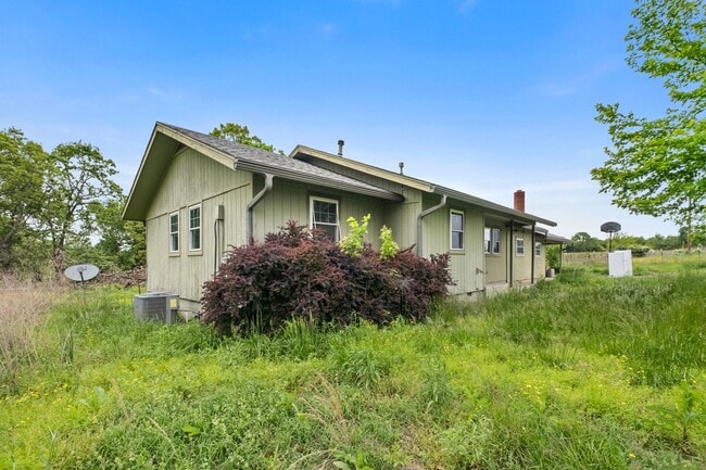 Building Photo - 16 acre farm property recently renovated!