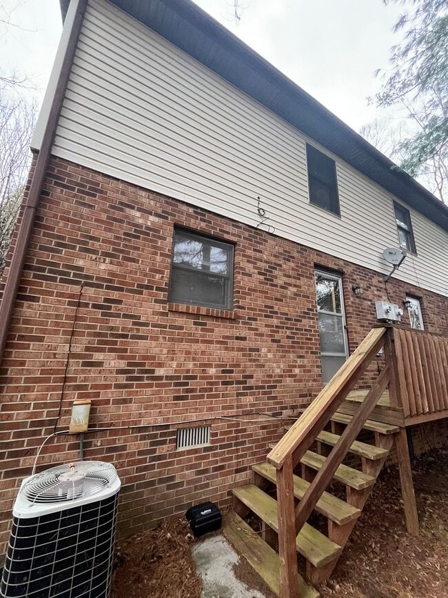 Building Photo - Renovated Home Near Virginia Tech