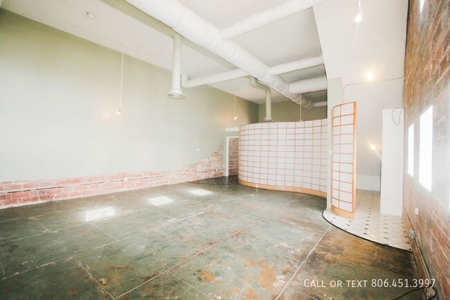 Building Photo - Nice, Large Loft Located Downtown with 2 B...