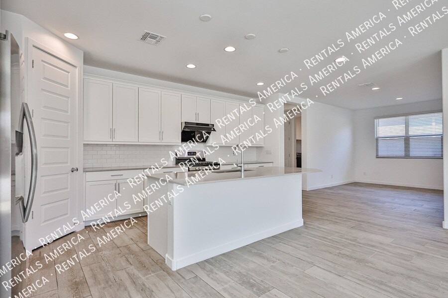 Building Photo - 1625 W la Mirada Dr