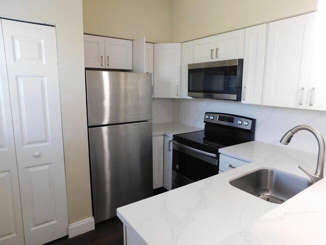 Building Photo - 611 Cypress Lake Blvd