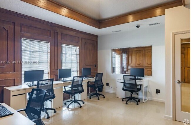 Building Photo - 2000 S Main St