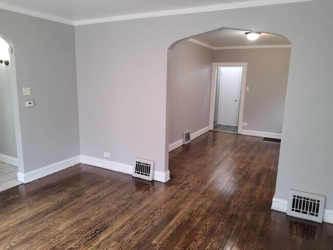 Building Photo - Welcome to this Chicago-style brick Bungal...