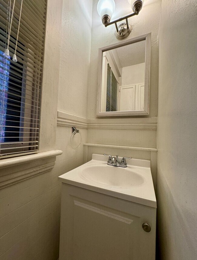 Building Photo - Vintage Living In Montavilla~ Front Porch~ Unfinished Basement~ Large Fully Fenced Yard