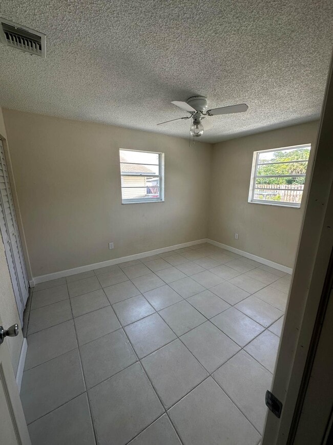 Building Photo - 422 Caroline Ave