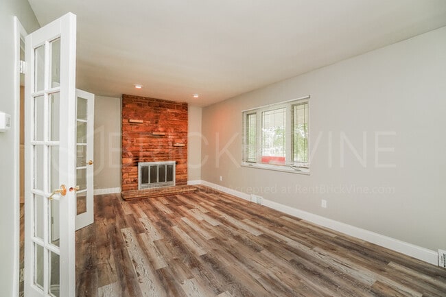 Building Photo - 919 S Warren Ave