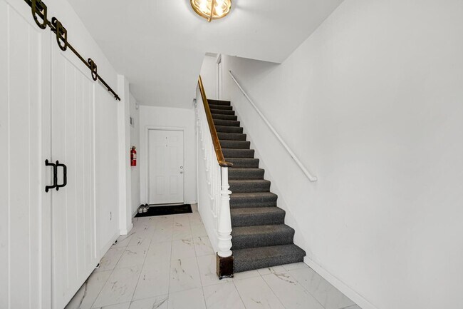 Building Photo - 204 Brown St