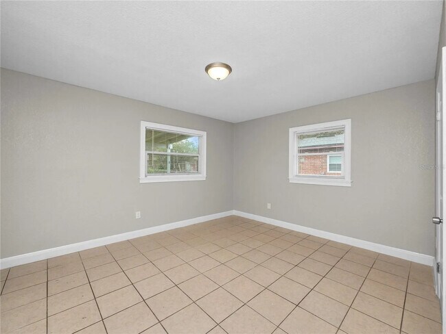 Building Photo - 3440 Milner Dr S