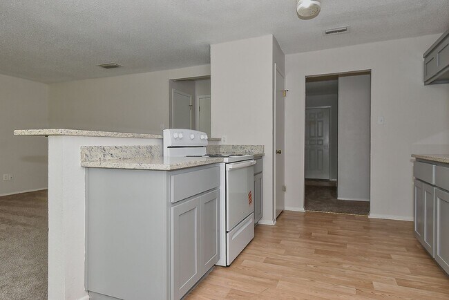 Building Photo - 1703 La Fontaine Ln