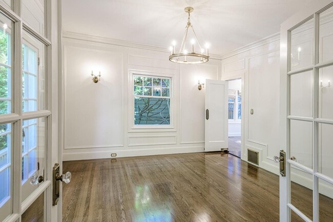 Building Photo - 719 W Poplar Ave