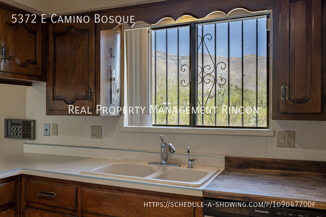 Building Photo - Location! Quintessential Tucson Classic is...