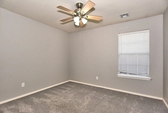Building Photo - Beautiful 4 Bed 2.5 Bath Property in South...