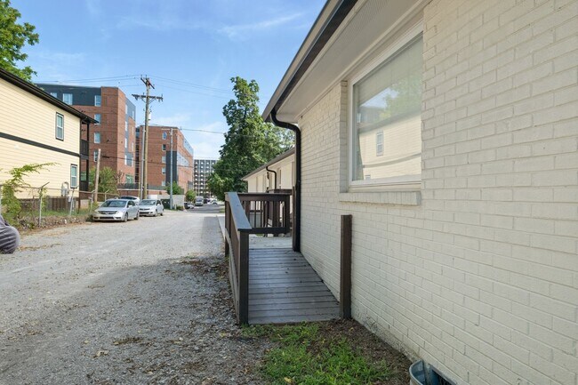 Building Photo - Available now, 2 bed 1 bath end unit in qu...