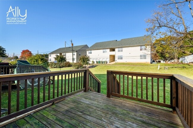 Building Photo - 409 S Magnolia Ave