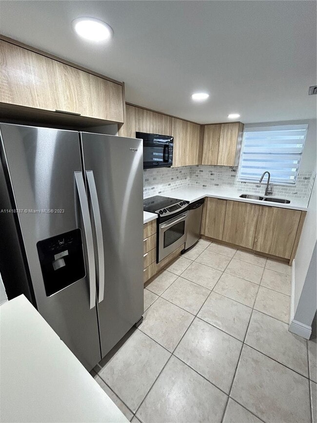 Building Photo - 9371 Fontainebleau Blvd