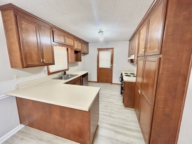 Building Photo - THREE BEDROOM/TWO BATH SPACIOUS HOME - CON...