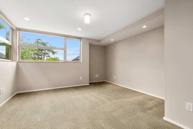 Building Photo - Gorgeous VIEW Townhome w/ 2 Master Suites in Coveted Eastlake