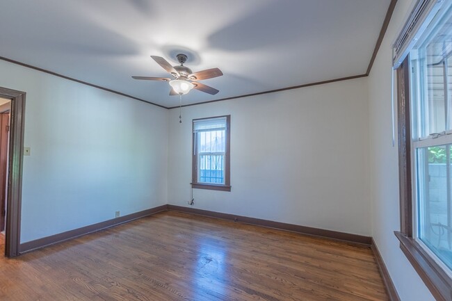 Building Photo - Beautiful 2 Bed +office, den garage, 1 Bath